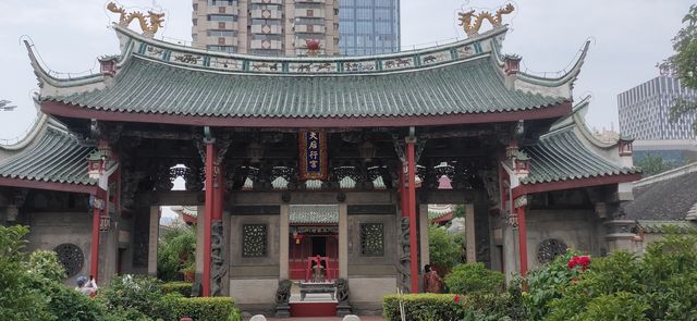 福建會館北門外看合歡，門內看睡蓮