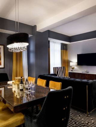 Milwaukee Marvels: Stay in Style at Hotel Metro 🏨✨