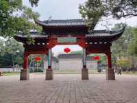 青浦大觀園係一座大型仿古園林建築，位於青商公路701號，坐落於淀山湖兩側，距離上海市中心六十五公里。