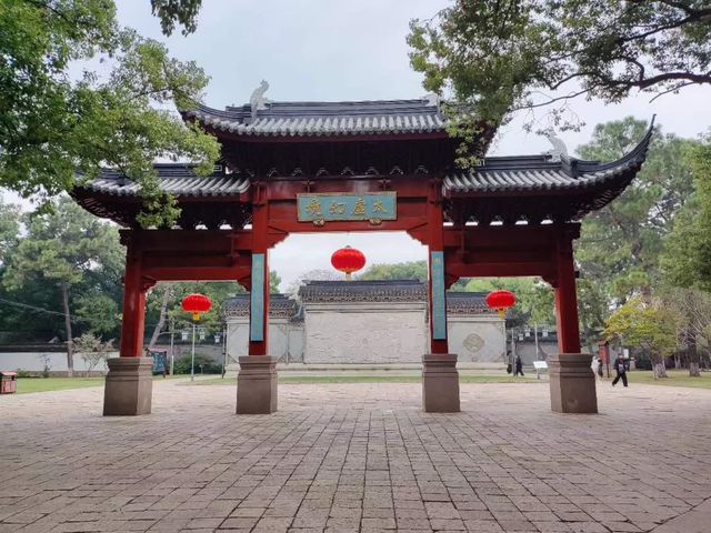 青浦大觀園係一座大型仿古園林建築，位於青商公路701號，坐落於淀山湖兩側，距離上海市中心六十五公里。