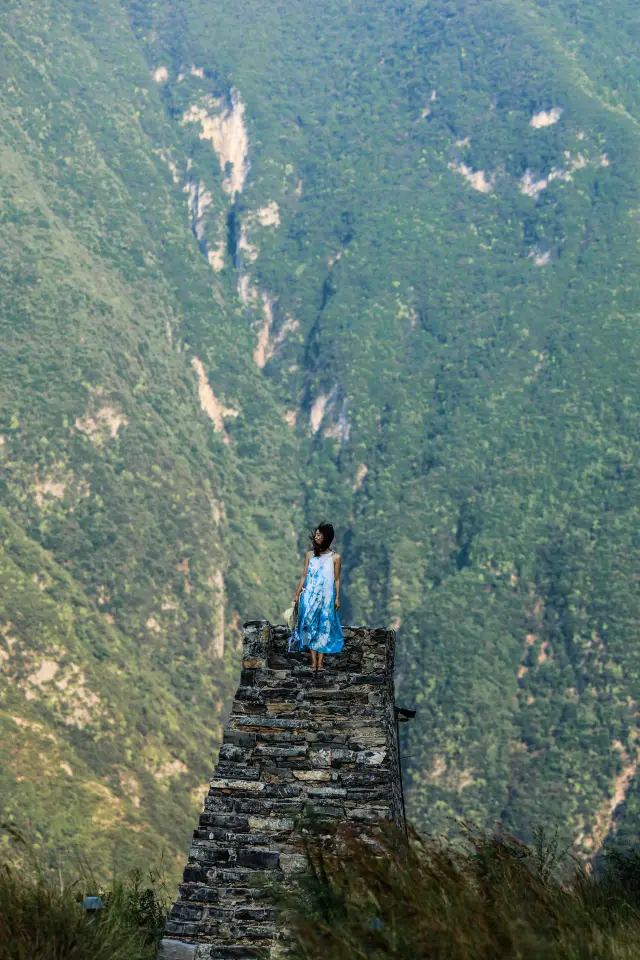 Chongqing Getaway: A secluded homestay on a cliff.