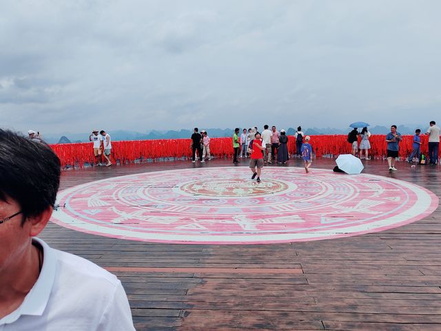 阳朔縣是中國廣西壯族自治區桂林市轄下的縣，位於漓江西岸，距離桂林市區65公里。阳朔以其獨特的自然風光而聞名,被譽為"桂林山水甲天下,阳朔堪稱甲桂林",這高度概括了阳朔自然風光在世界上所佔有的重要位置。阳朔的自然風光可以用四個詞形容:"山青、水秀、峰奇、洞巧"。