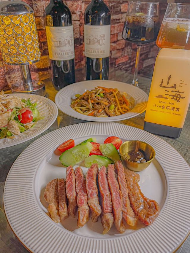 這家小酒館簡直就是我的桃花源。