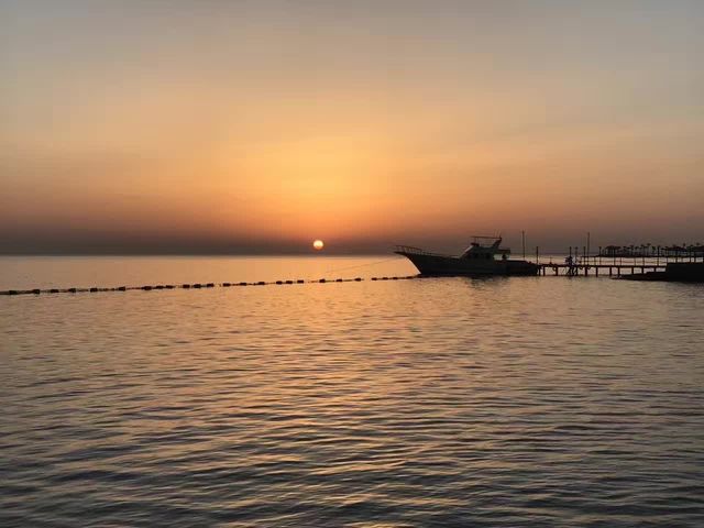 美哉，紅海日出！