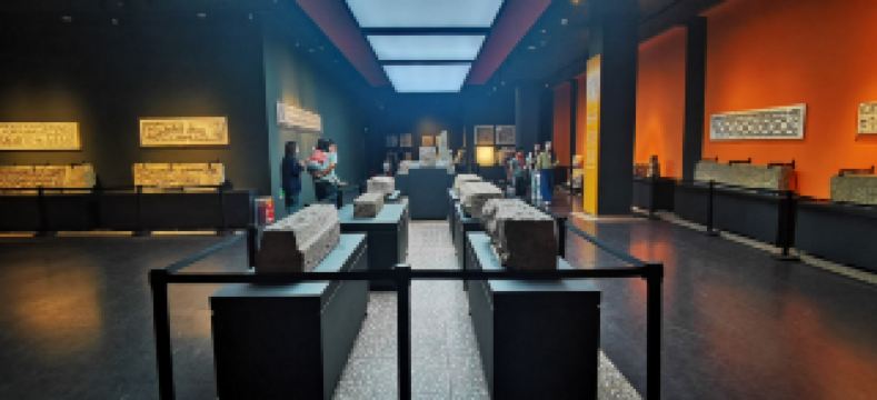 石刻漢書•蘭陵漢代畫像石陳列。