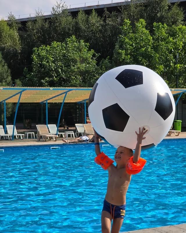 哈薩克斯坦奇姆肯特水上樂園：炎炎夏日中的清涼勝地
