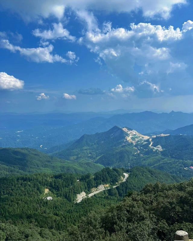 刀峰山是夏季旅遊的好地方
