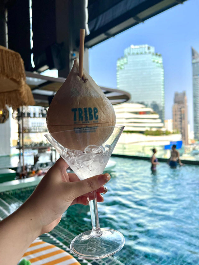 🌴曼谷商場裡的「空中海灘俱樂部」！室內泳池派對太瘋狂🌴