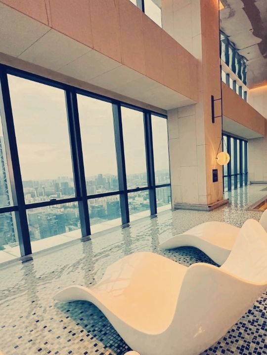 深圳深鐵皇冠假日酒店：空泳池的奇幻之旅