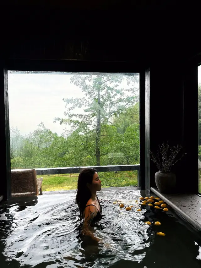 I made a special trip to Qingcheng Mountain just for this private hot spring cabin