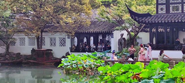 綠意依然、鮮花盛開的留園