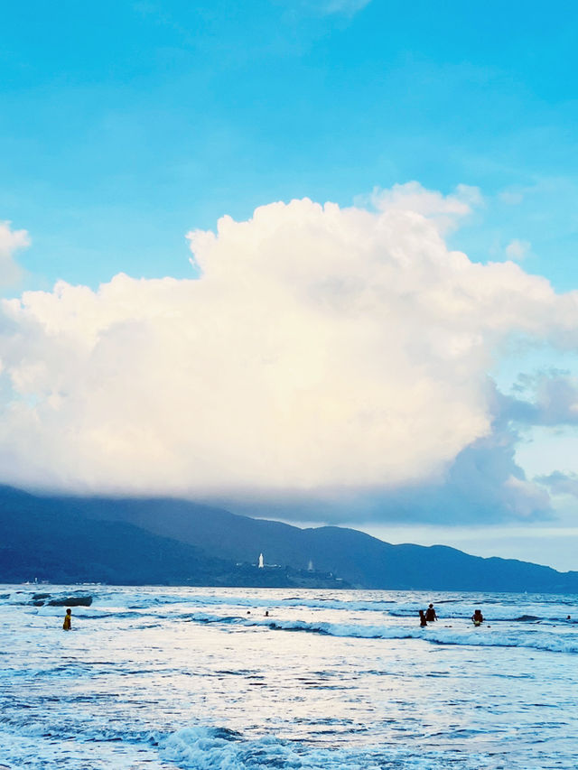 Da Nang East Sea Park: Where the Sky Dances with the Ocean! 🌊☁️