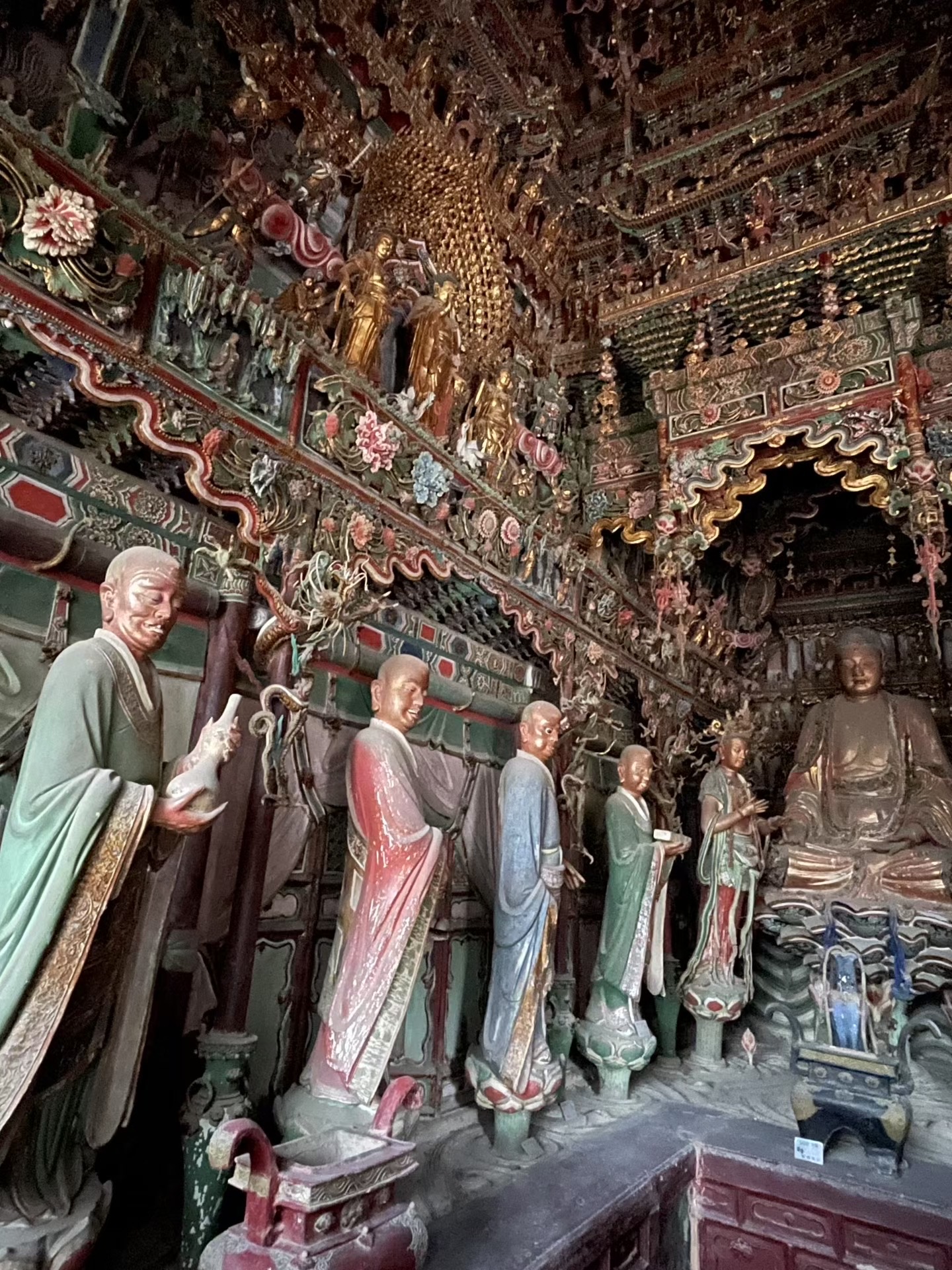 สถานที่ที่ต้องไปเยือนเมื่อมาเยือนอำเภอซี คือ วัดพุทธอายุกว่าพันปี ซึ่งเป็นสถานที่ถ่ายทำภาพยนตร์เรื่อง “Monkey King: The Myth of the Black Myth”