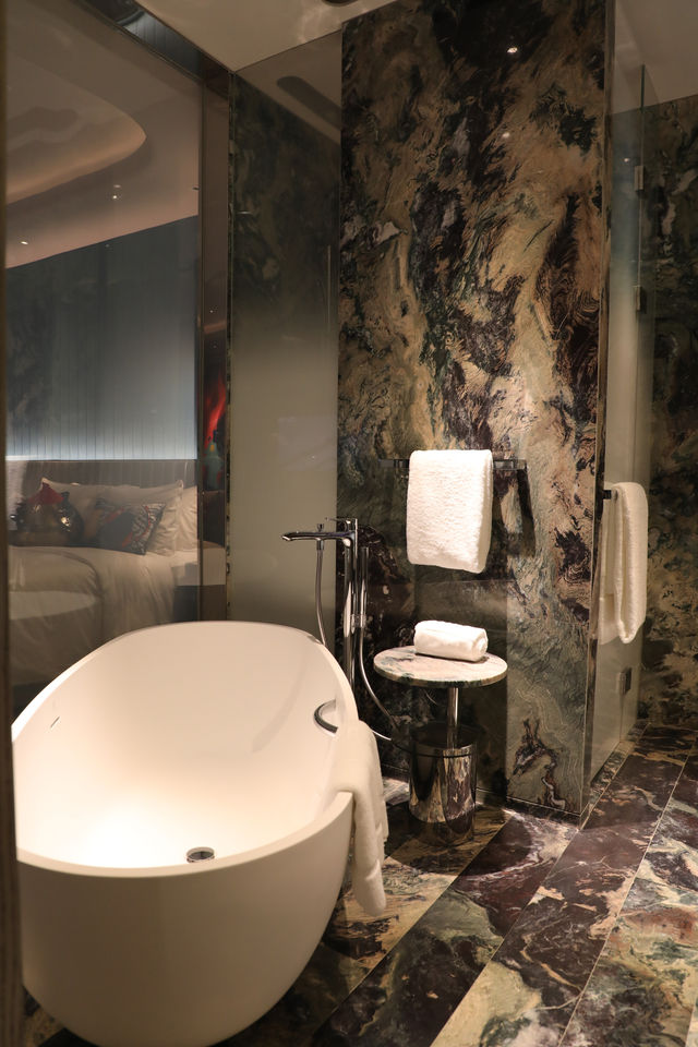 🌊 Fantastic Lake View Room: Push the Window to See a Tang Dynasty Scroll