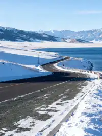 救命！新疆賽里木湖冬日美到失語 藍冰