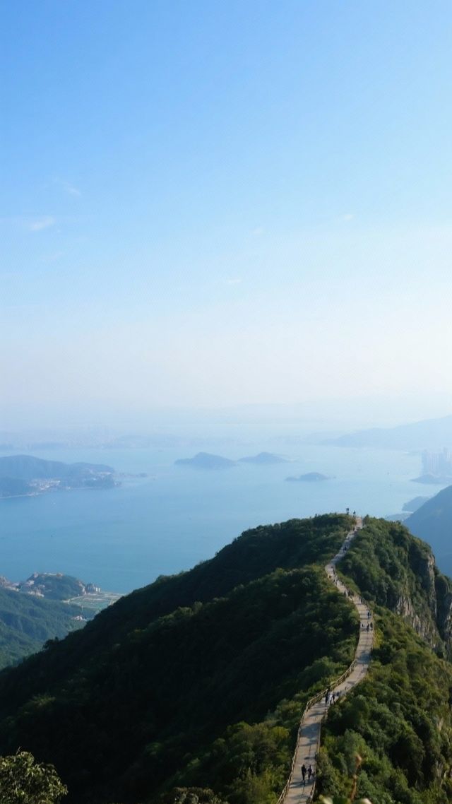 標題:3000元玩轉香港|兩日一夜港式攻略(970字內)|山海之間,霓虹與茶餐廳的雙重心跳 关键 標題:3000元玩轉香港|兩日一夜港式攻略(970字內)|山海之間,霓虹與茶餐廳的雙重心跳 关键