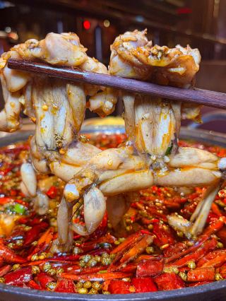Just opened in the west of the city, Treasure Frog Hotpot offers a lively local vibe. The dining environment is clean and very comfortable. Three Good Spicy Boiled Frog Hotpot