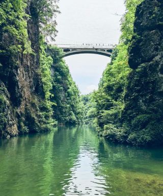 福泉市の隠れた名所、沙津谷は、街の中にひっそりと佇む壮大な峡谷です。遠くまで足を運ばなくても、都会の喧騒から逃れることができます。福泉市の沙津谷は、都会にいながらにして都会のオアシスとして、まさに貴重な存在です。