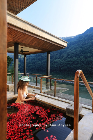 Chongqing Bailian Hotel: a hidden hot spring retreat perched on the cliffs above the Jialing River!