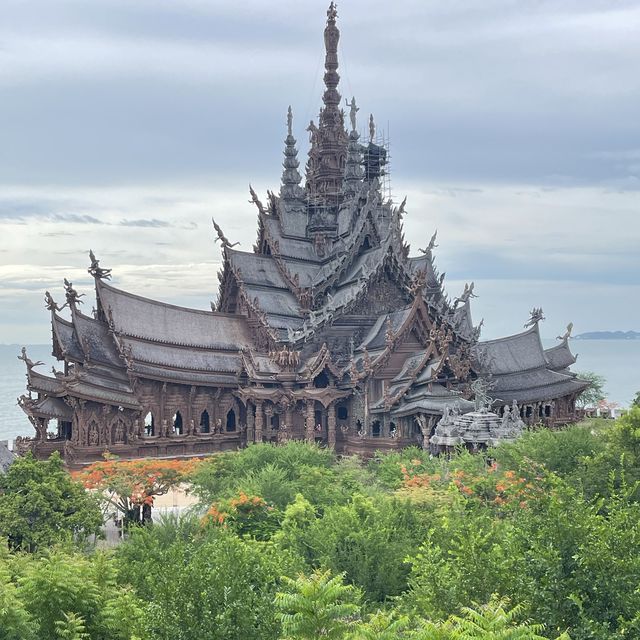 泰國芭提雅｜世界最大嘅木雕佛寺～真理寺