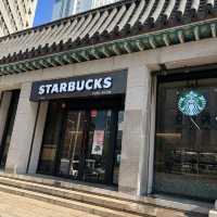 【韓国ソウル・市庁】お座敷もある圜丘壇（ファングンダン）がモチーフのSTARBUCKS COFFEE
