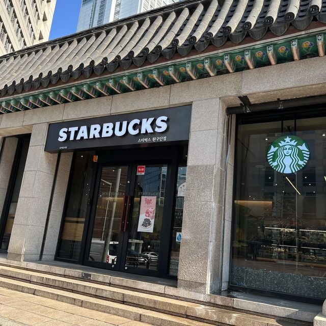 【韓国ソウル・市庁】お座敷もある圜丘壇（ファングンダン）がモチーフのSTARBUCKS COFFEE