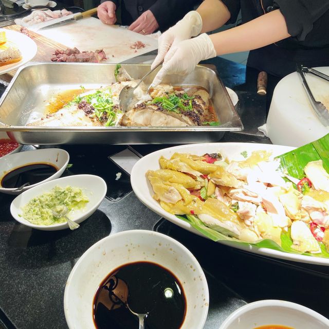 滿座！一百多依客人， 人聲鼎沸！食物豐富 ！