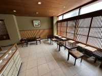 名古屋・伏見。街中で見つけた和菓子屋さん。『むらさきや』で生菓子を楽しむ。