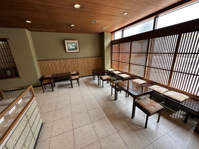 名古屋・伏見。街中で見つけた和菓子屋さん。『むらさきや』で生菓子を楽しむ。