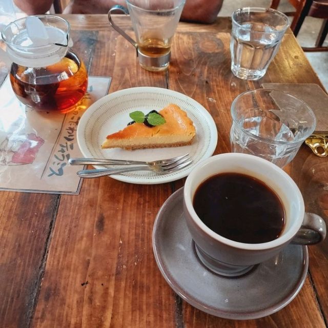 Retro-modern cafe by the railway, Yorodokoro