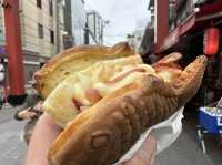 東京・浅草。奥山おまいりまち商店街入口『江戸たい焼き浅草本店』のたい焼き