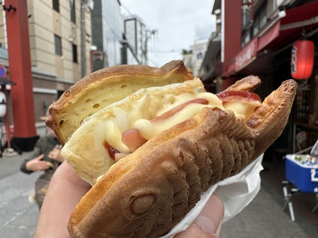 東京・浅草。奥山おまいりまち商店街入口『江戸たい焼き浅草本店』のたい焼き
