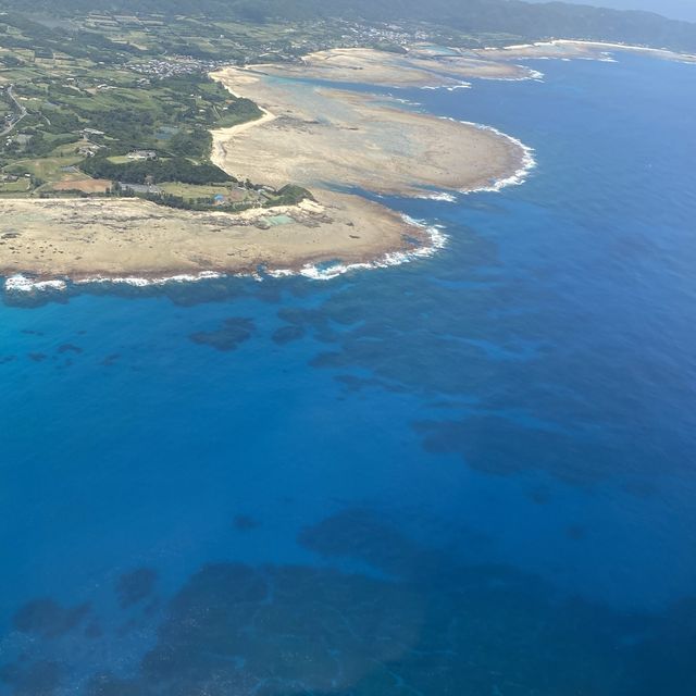 「奄美空港」上空からの海と空港整備士による水のアートも