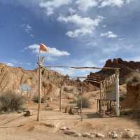 수천 년의 얼음, 물, 바람의 침식의 결과로 형성된 뾰족한 Skazka canyon (스카즈카 협곡) 