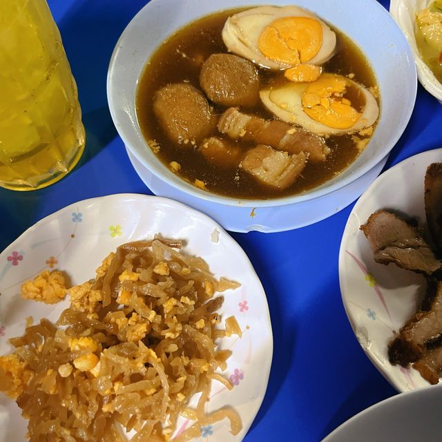 ข้าวแกงสิบบาท ลาดหญ้า