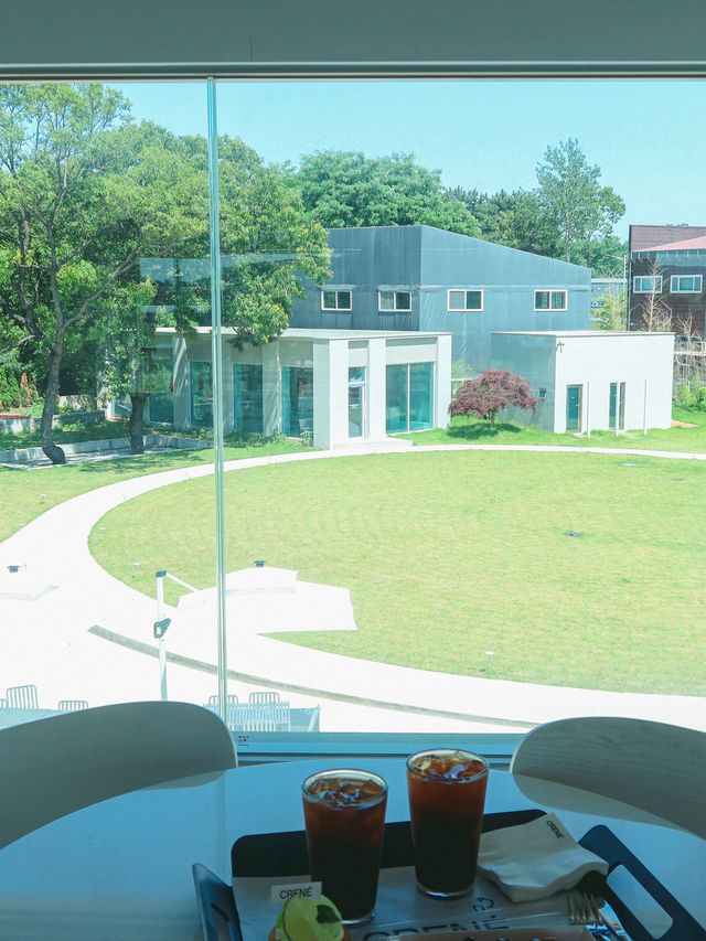 숲 속 미술관에 온 듯한 대형카페🌿