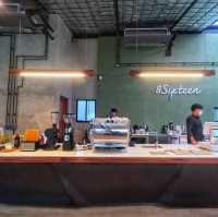 เอทซิกทีน คาเฟ่ (8SIXTEEN Cafe) 
