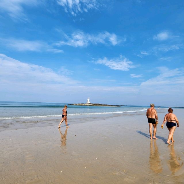 ประภาคารสีขาว ที่หาดนางทอง