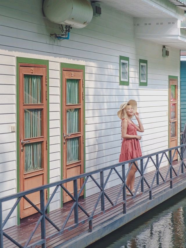 นอนแพกาญริมแม่น้ำแคว ชมทางรถไฟสายมรณะ 