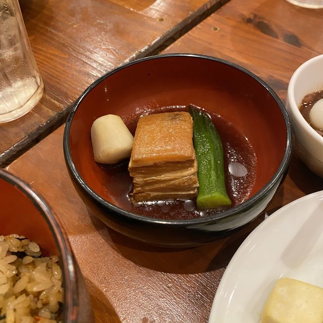 沖縄本島・糸満市「首里天楼別邸（すいてんろうべってい）」琉球料理を食す