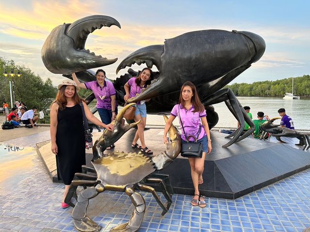 • ลานปูดำ แลนด์มาร์คเมืองกระบี่ 🦀