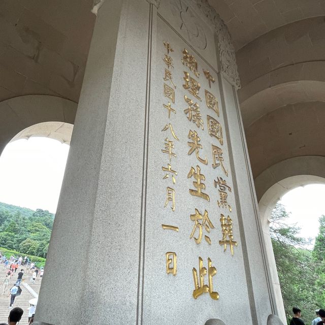 來中山陵緬懷一代偉人