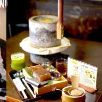 梅田「芭蕉庵」有一個超好玩的石臼體驗活動，可以自己動手用石臼磨黑豆，製作美味的黑糖蕨餅