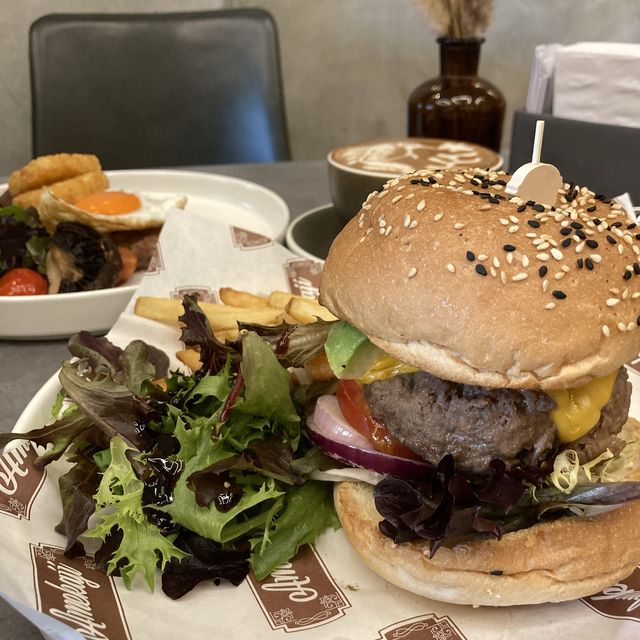 元朗教育路Proton餐廳：肉眼牛扒早餐和芒芝雪山甜品好評如潮