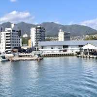 【JR西日本宮島フェリー/広島県】海から弥山と大鳥居を望むフェリー