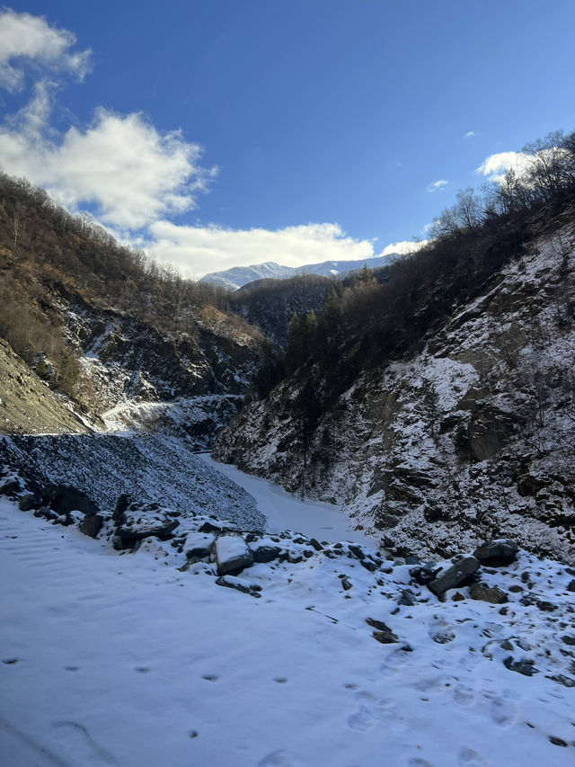 กระท่อมกลางขุนเขาที่ Kazbegi
