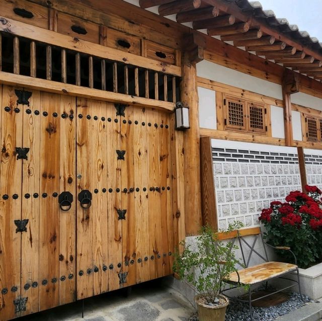 Eunpyeong hanok village with majestic Bukhansan view