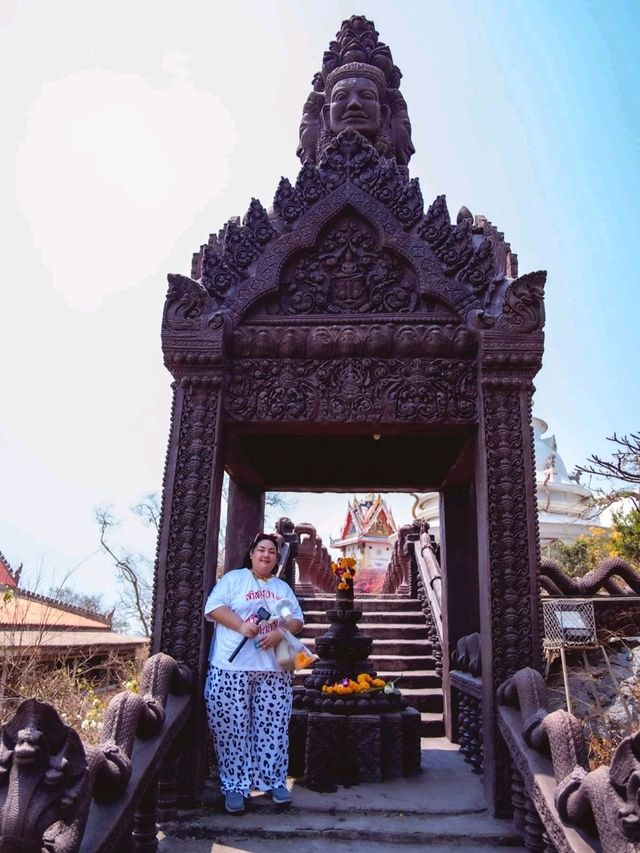 unseen ลพบุรี เดินขึ้น ปราสาท รวมรอยพระพุทธบาท 