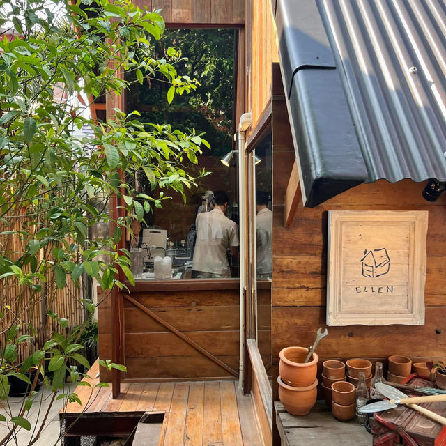 𝘌𝘭𝘭𝘦𝘯 𝘊𝘢𝘧𝘦 𝘏𝘰𝘶𝘴𝘦 🏡  