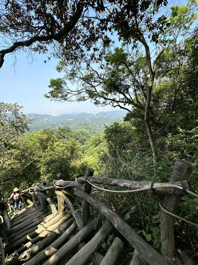 台中大坑2號步道-路線木頭製造的小型萬里長城山